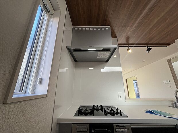 【3口ガスコンロ】慣れている方も多く、火力が目に見えるため、使いやすいという方も多い、3口のガスコンロ仕様です。