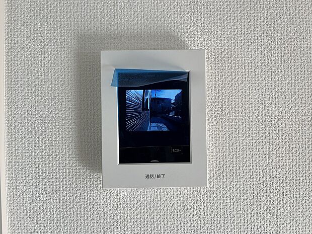 【TVモニター付インターホン】モニター付インターホンが標準仕様です。不安になりがちな防犯面。目で確認できるからあんしんです。