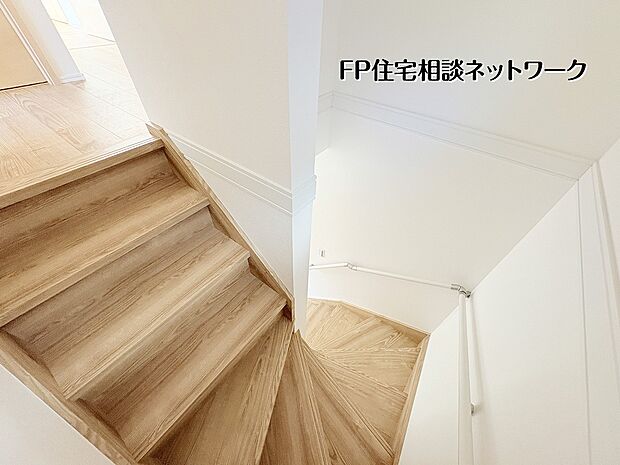 【内観】【階段】類似内観仕様  木目の美しさが映える階段スペース。手すり付きで昇り降りも安心、明るくすっきりとした設計で住まい全体にやさしい統一感をもたらします。
