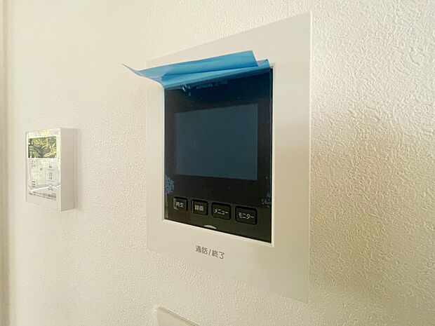 【TVモニター付インターホン】同仕様設備：モニター付インターホンが標準仕様です。不安になりがちな防犯面。目で確認できるからあんしんです。