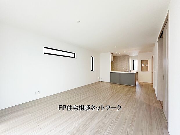 【リビング】【LDK17帖】 白を基調とした明るく開放的なLDKです。対面式キッチンからはリビング全体が見渡せ、ご家族との会話も弾みます。