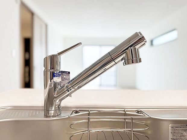 【浄水器一体型水栓】キッチンには浄水器を標準装備。最近は水を飲むという場面以外にも料理で使用したり、野菜を洗う場合もキレイな水で洗いたいという人が増えてきています。