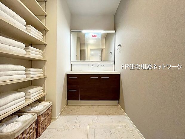 【洗面台・洗面所】同仕様設備:【洗面脱衣室│収納】 本画像はAIがCGでタオル作成しており、実際の現地にタオルは設置されておりません。また、販売価格にタオル等は含まれておりません。