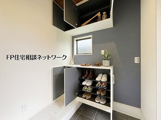 【玄関】【シューズボックス】 本画像はAIがCGで小物作成しており、実際の現地に小物は設置されておりません。また、販売価格に小物等は含まれておりません。