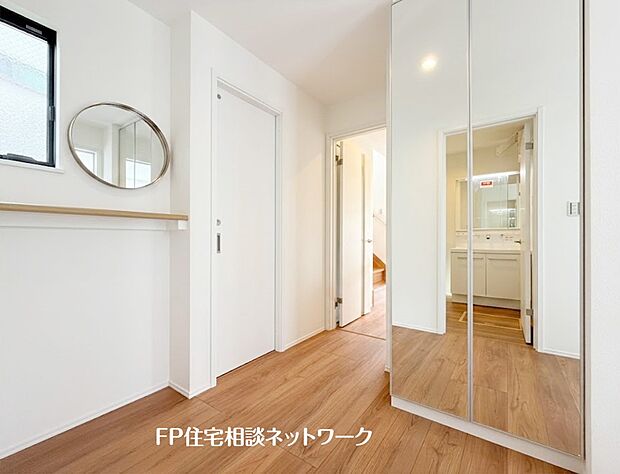 【玄関】【玄関ホール】  本画像はAIがCGで小物を作成しており、実際の現地に小物は設置されておりません。また、販売価格に小物等は含まれておりません。