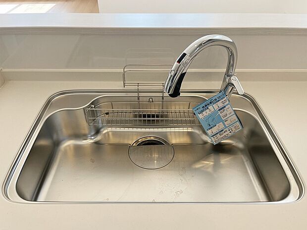 【ビルトイン浄水器】キッチンには浄水器を標準装備。水を飲むという場面以外にも料理で使用したり、野菜を洗う場合もキレイな水で洗いたいという人が増えてきています。