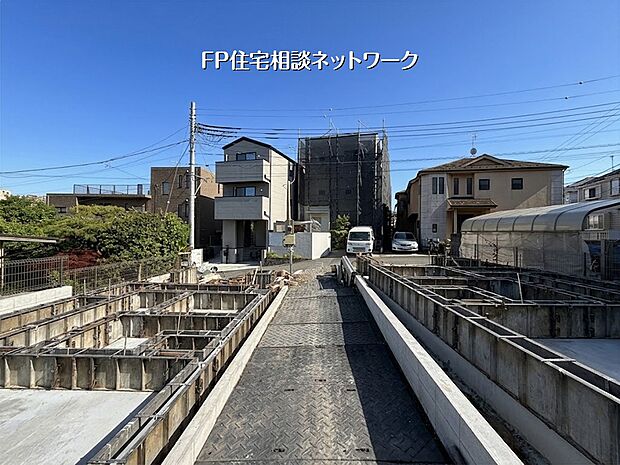 【現地外観写真】周辺は落ち着いた住環境で、陽当たりも良好。理想の住まいへと形を変えていく様子を、ぜひ現地でご覧ください。