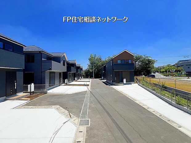 【その他】【類似外観同仕様】  施工例のため分譲中の建物とは外壁、屋根開口部等の形状・仕様が異なります。