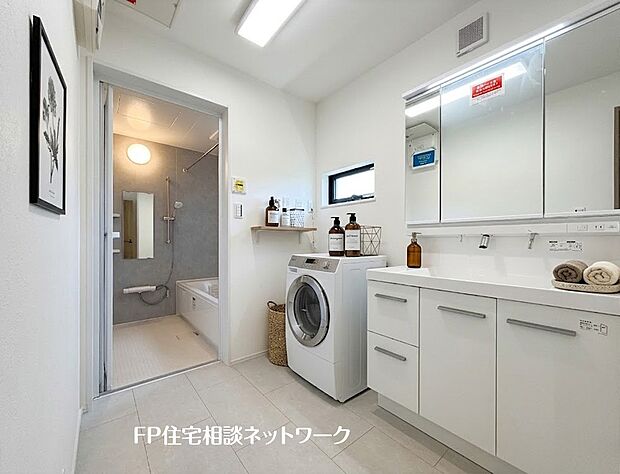 【洗面台・洗面所】【浴室洗面室】 本画像はAIがCGで洗濯機・小物を作成しており、実際の現地に洗濯機・小物は設置されておりません。また、販売価格に洗濯機・小物等は含まれておりません。