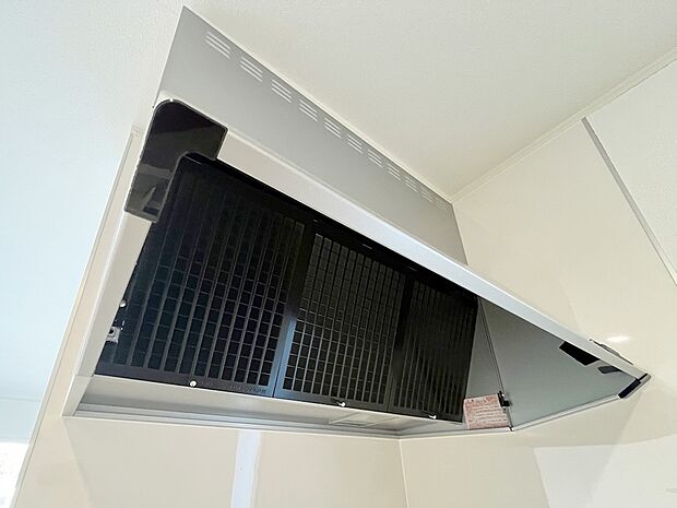 【レンジフード】キッチンの雰囲気を洗練させる、スタイリッシュなレンジフード。機能美と清潔感あふれるデザインで、日々の調理を快適にサポートします。