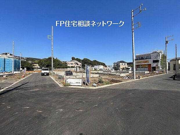 【前面道路含む現地写真】周辺環境は閑静な住宅街で、日当たりも良く、新しい生活を始める場所として理想的です。理想のマイホーム建築に向けた第一歩を、この開放感あふれる土地から始めてみませんか。