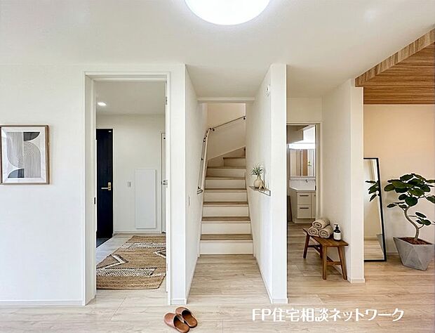 【リビング】【リビングイン階段】  本画像はAIがCGで家具を作成しており、実際の現地に家具は設置されておりません。また、販売価格に家具等は含まれておりません。