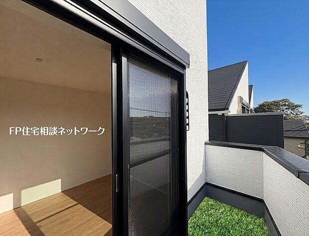 【バルコニー】【バルコニー】 本画像はAIがCGで芝を作成しており、実際の現地に芝は設置されておりません。また、販売価格に芝等は含まれておりません。