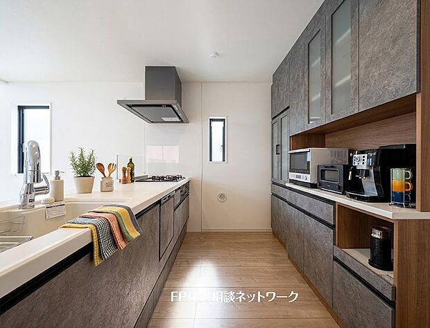 【キッチン】【キッチン収納】本画像はAIがCGで家具・小物を作成しており、実際の現地に家具・小物は設置されておりません。また、販売価格に家具・小物等は含まれておりません。