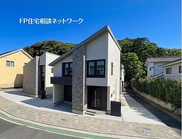 【その他】【類似外観同仕様】施工例のため分譲中の建物とは外壁、屋根開口部等の形状・仕様が異なります。