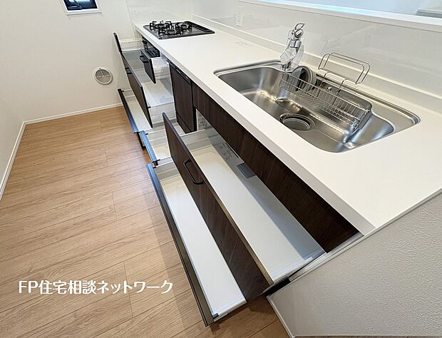 【収納】【キッチン収納】 使いやすさに配慮した収納豊富なシステムキッチン。引き出し収納で調理器具や食器もすっきり整理でき、毎日のお料理が快適に楽しめる機能的な空間です。