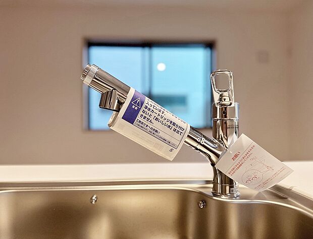 【浄水器一体型水栓】浄水と水道水を切り替えて使用できるスッキリとしたデザインの浄水器一体型水栓。ヘッドを引き出して使えるのでお料理はもちろんシンクの掃除が容易です。