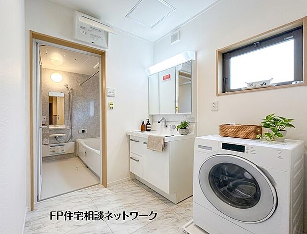 【洗面台・洗面所】【洗面脱衣室】 本画像はAIがCGで家具を作成しており、実際の現地に家具は設置されておりません。また、販売価格に家具等は含まれておりません。