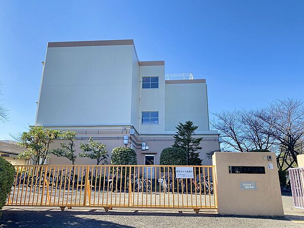 片平小学校(約70m・徒歩1分)