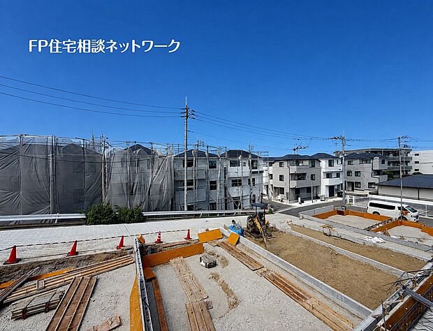 【現地外観写真】綺麗に舗装された広い前面道路に面した区画です。周囲には綺麗な住宅が立ち並び、日当たりも良く開放的な住環境が広がります。