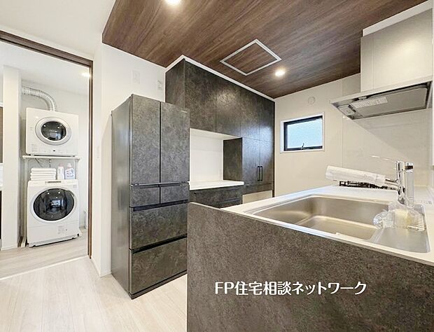 【キッチン】本画像の家具、家電等はCGで販売価格にも含まれず、付帯しません。なお、乾燥機の設置工事は有償です。