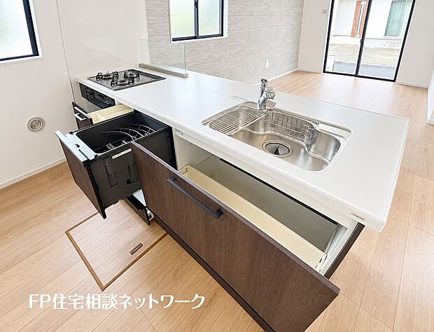 【キッチン】【キッチン】 豊富な収納力を誇るシステムキッチンは、奥の物も取り出しやすい引き出し収納です。