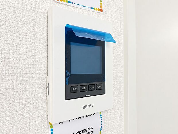 【TVモニター付きインターホン】モニター付インターホンが標準仕様です。不安になりがちな防犯面。目で確認できるからあんしんです。