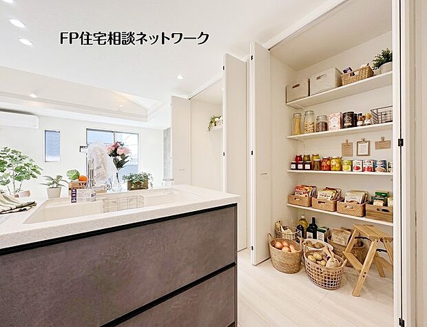 【キッチン】【パントリー】  本画像はAIがCGで小物を作成しており、実際の現地に小物は設置されておりません。また、販売価格に小物等は含まれておりません。
