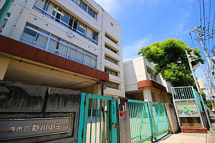 野川小学校 85m