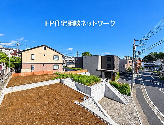 【現地土地写真】周辺は静かな住宅街で、道路へのアクセスも良好です。新しい家を建てるための、理想的な環境と言えるでしょう。