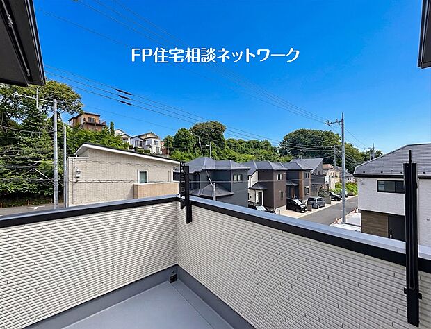 【バルコニー】【バルコニー】  澄み切った青空が広がる、日当たりの良いバルコニーです。周囲には落ち着いた雰囲気の住宅街と豊かな緑が広がっています。洗濯物や布団を干す作業もスムーズに行える使いやすい空間となっています