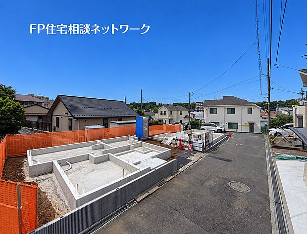 【現地外観写真】前面道路に沿った敷地の様子を斜めから撮影。車でのアプローチや道路からの見え方を確認できます。