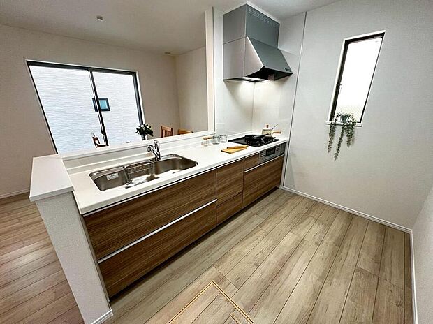 B号棟
キッチンは対面式となっており、開放感かつリビングと一体感のある仕様でございます♪家族のコミュニケーションが絶えない、そんな空間を創り出していますね。調理スペースも広く使い勝手がいいです。