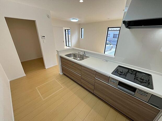 現地(A号棟)撮影
キッチンは対面式となっており、開放感かつリビングと一体感のある仕様でございます♪家族のコミュニケーションが絶えない、そんな空間を創り出していますね。調理スペースも広く使い勝手がいい