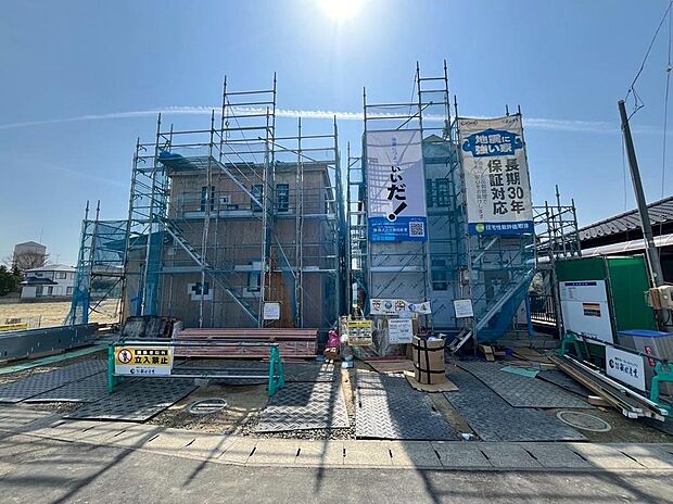 車2台並列駐車可能！
お車の入れ替えが不要で、朝の出発や買い物帰りもストレスフリーな広さを確保しました。現地（2026年3月）撮影