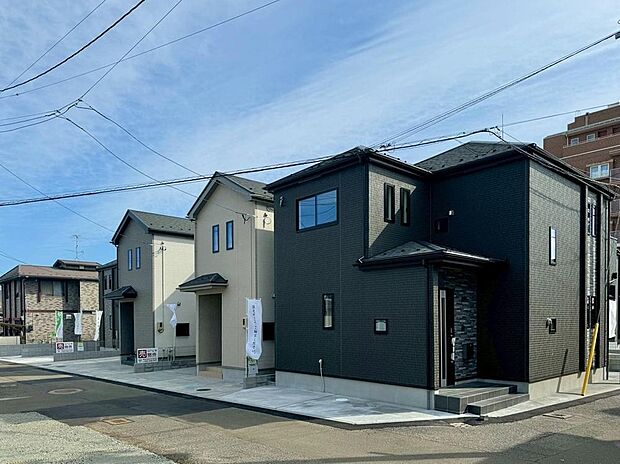 現地（3月）撮影
交通利便性と、大型商業施設が身近に揃う贅沢なロケーション。道路幅は4mを確保した、お車の出し入れもスムーズなゆとりある配棟計画です。