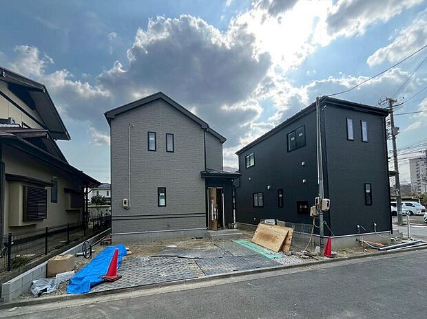 【現地外観写真】駐車スペース2台分付き!
急な来客も安心です。
前道6m以上で、駐車もスムーズに行えます!
現地(3月)撮影