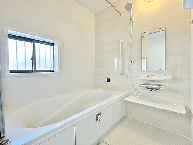 【 浴室】完成施工例
広々大きめの浴槽。毎日の疲れを癒すゆったりくつろぎ空間♪バスは窓付きで明るく清潔。一坪タイプなので浴槽も洗い場も広くて子供とも入れて親子のコミュニケーションもとれますね♪