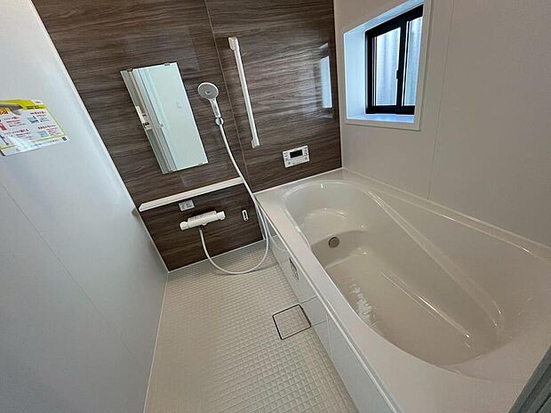 【浴室】B号棟撮影
広々大きめの浴槽。毎日の疲れを癒すゆったりくつろぎ空間♪バスは窓付きで明るく清潔。一坪タイプなので浴槽も洗い場も広くて子供とも入れて親子のコミュニケーションもとれますね♪