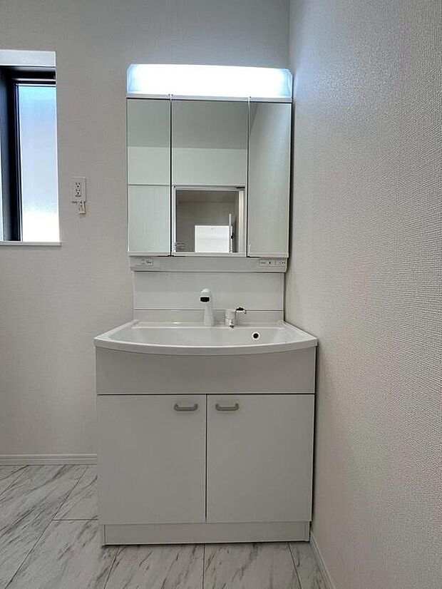 【洗面台・洗面所】B号棟撮影
白を基調とした清潔感のある三面鏡仕様の洗面台です♪鏡裏には収納スペースもあり、小物などをスッキリ片づけることが出来ます☆