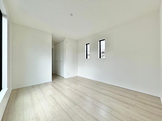 【リビング以外の居室】完成施工例
採光、通風が心地よいお部屋です。お子様部屋にも、お父さんの書斎にも、どんな目的でも心地よくお使いいただけるようなデザインです♪