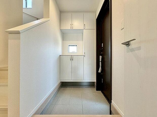 【玄関】B号棟
明るくて広々とした玄関ホール 大型のシューズボックスを備えているので、散らかりがちな玄関もすっきりと片付きます!