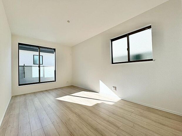 【リビング以外の居室】B号棟
採光、通風が心地よいお部屋です。お子様部屋にも、お父さんの書斎にも、どんな目的でも心地よくお使いいただけるようなデザインです♪