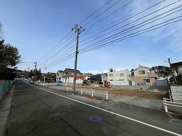 【前面道路含む現地写真】現地(2026年2月)撮影 前面道路はゆとりある広さで、車の出し入れもスムーズ。駐車や通行もしやすく安心感のある住環境です。