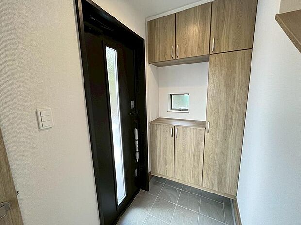 【玄関】A号棟撮影
明るくて広々とした玄関ホール 大型のシューズボックスを備えているので、散らかりがちな玄関もすっきりと片付きます!