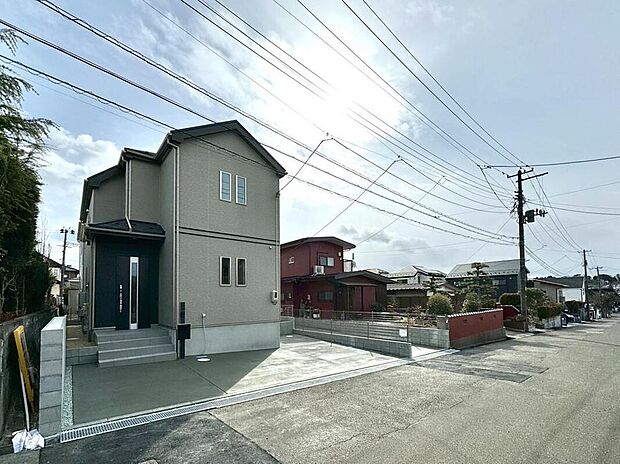 【前面道路含む現地写真】この街とこの家で暮らしたくなる魅力が満載。利便性と自然、周辺環境の心地よさは写真や文章では伝えきれません。日々の動線や採光、周辺施設との距離感まで、ぜひ現地でご体感ください。現地(2026年2月)撮影