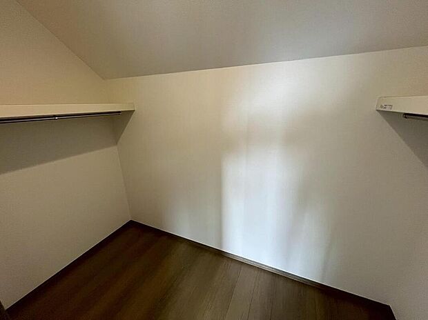 【収納】A号棟撮影
各部屋にクローゼット完備。ゆとりの収納で片付けも掃除もテキパキ完了。もちろん、子ども部屋にもクローゼットがあるので、早くから「自分で片付け」の習慣が身につけられます。