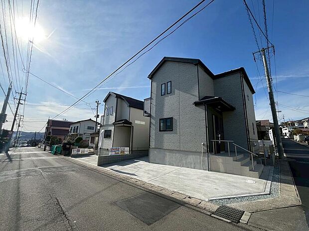 【前面道路含む現地写真】現地（2月）撮影。2台以上駐車可能な広さで、来客用や複数台所有のご家庭にも便利です。