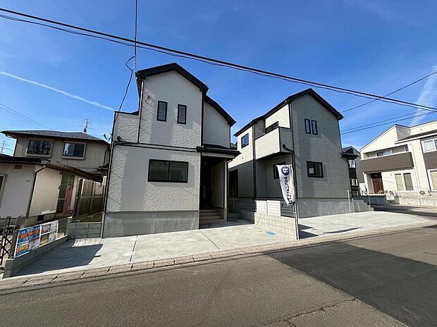 【現地外観写真】現地（2月）撮影。シンプルなデザインながらおしゃれな配色の外観デザインです。