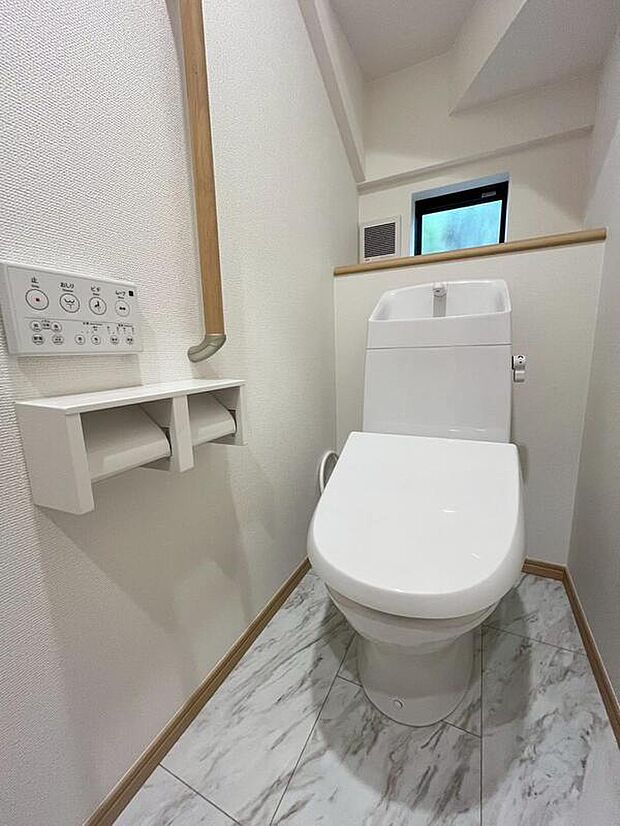 【トイレ】A号棟
快適な生活を送るための必須アイテムとなった洗浄機能付トイレ。おしり洗浄、ビデ洗浄、暖房便座の3つの機能を標準装備しています♪